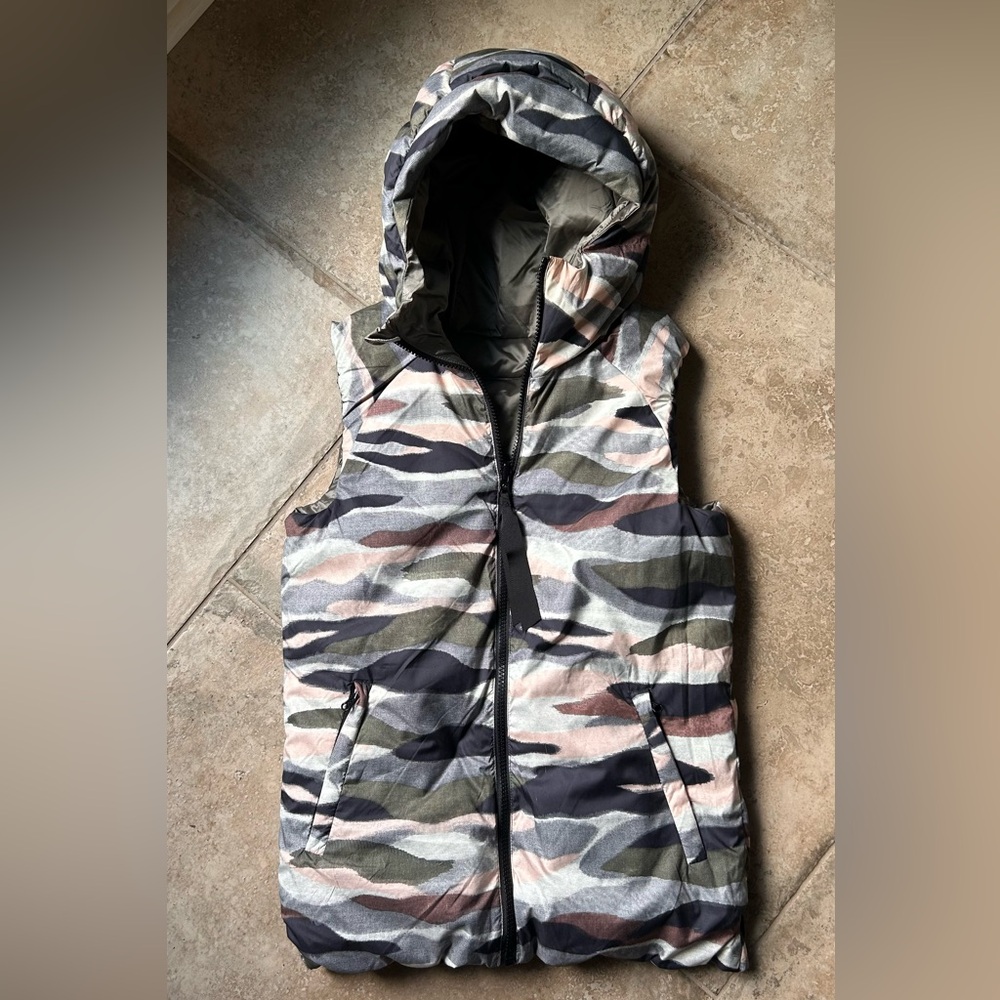 lululemon Reversible Camouflage hooded Puffer Vest - Picture 2 of 13